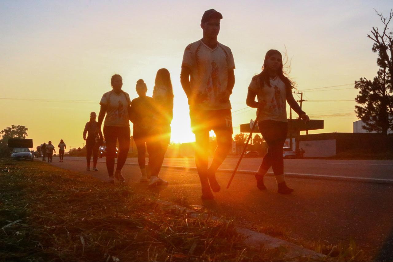 A imagem em destaque mostra romeiros na BR-316, rumo a Belém.